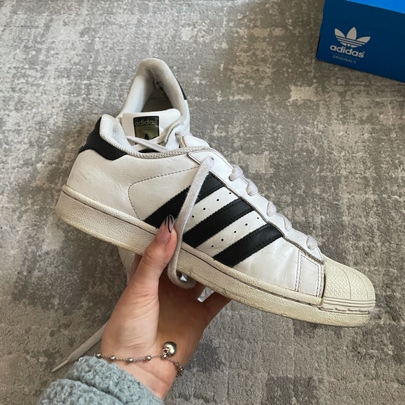 Original Superstar Adidas shoes - Picture 2 of 9
